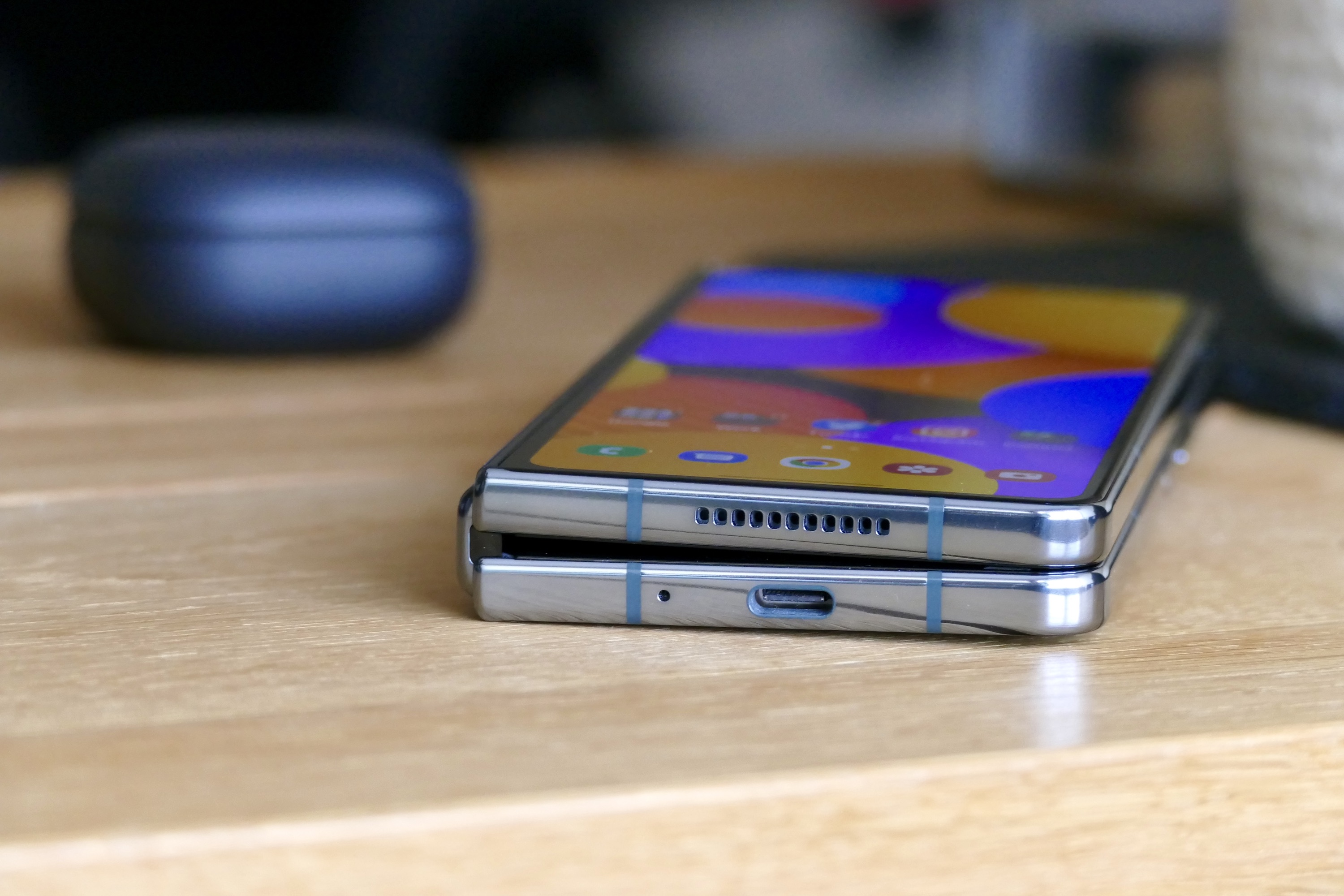 Port pengisi daya pada Galaxy Z Fold 4.